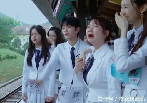 田京凡 创3学员坐火车离开城堡,刘梦田京凡都在哭泣,张艺凡却在捂嘴偷笑
