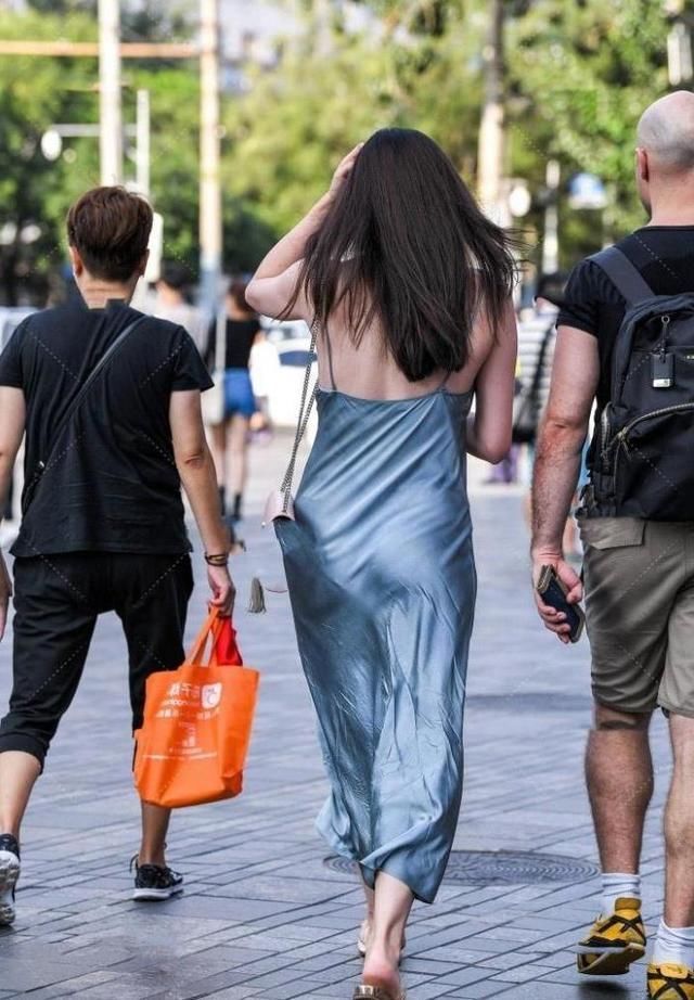 性感|街拍天生丽质的小姐姐,长腿线条很性感,超迷人