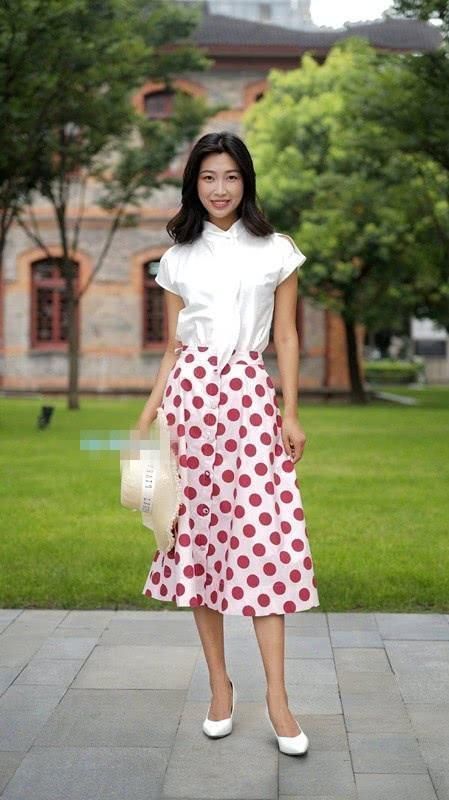减龄|靓丽多姿的裙子搭配气质减龄，很好的展现女子婀娜的身形