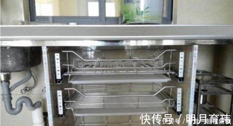 泥工|师傅做橱柜的方法真简单,几根方管,再加几块地砖就完成了