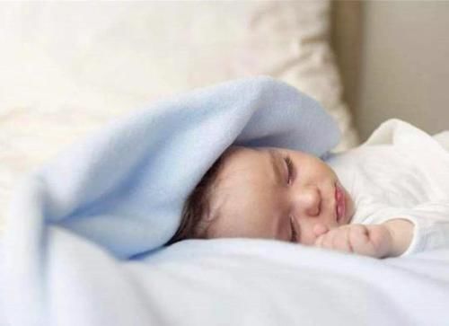 睡眠质量|不枕枕头的宝宝难避免这2大损伤,宝妈:萌娃睡着像指南针咋整?