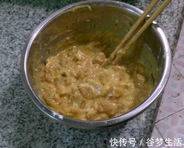 老妈炸酥肉的秘诀，不止是挂糊！多加“这一步”，更香更酥脆