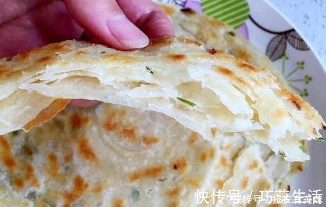 柔软|烙饼时,别再和面了,筷子搅一搅,柔软又好吃,凉了也不硬