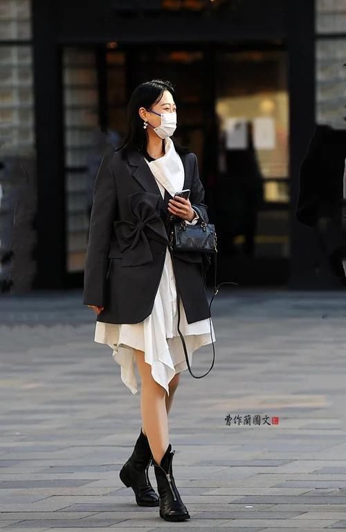 街拍：一双肉丝，助力美女穿出轻熟风