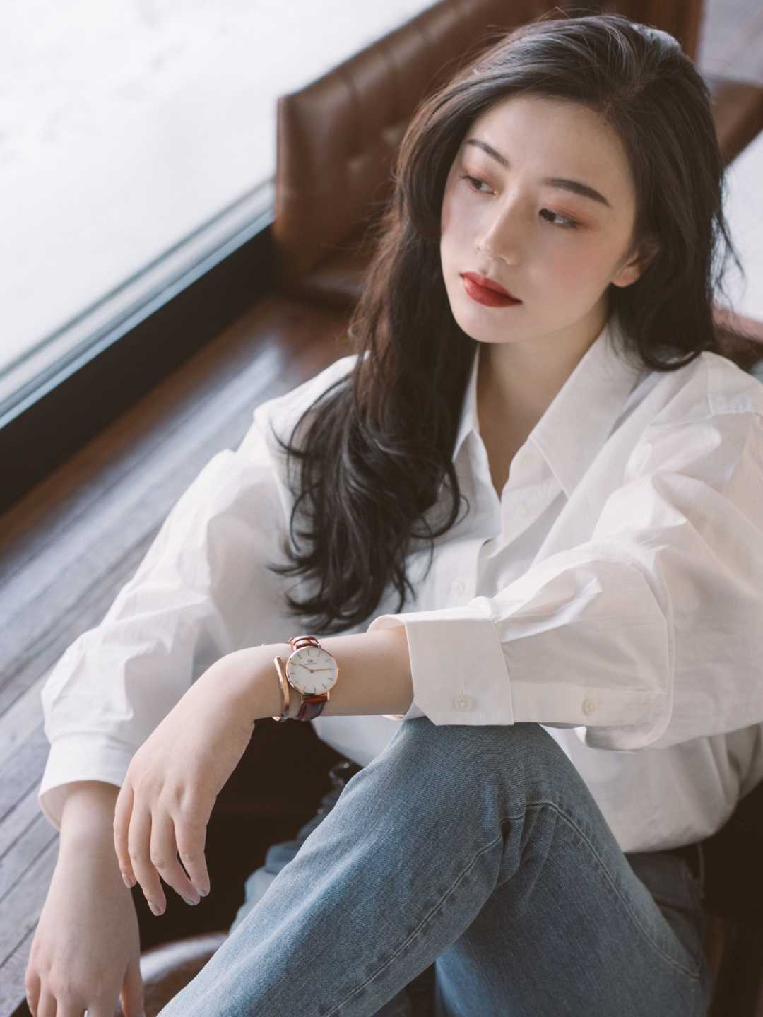 衬衫搭配|春天穿衣别再盲目跟风了!白衬衫+牛仔裤是今年顶流,简单大气