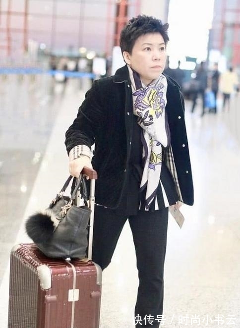 show|邓亚萍个子不高却很会打扮,奶奶款外套配花围巾,低调中不乏亮点