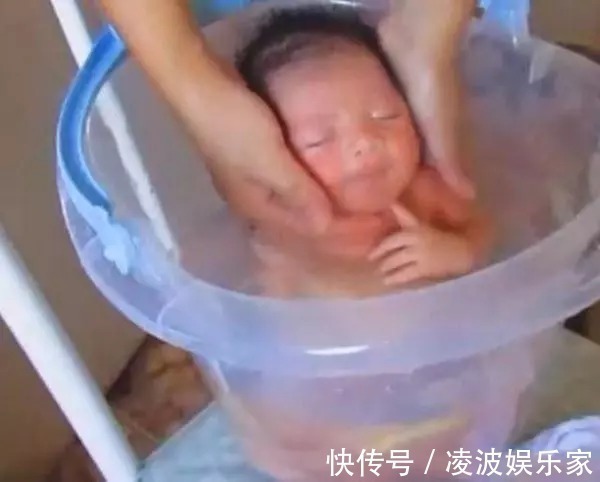 可爱|妈妈给新生儿洗澡,宝宝还以为自己没出生,这表情可爱到绝了