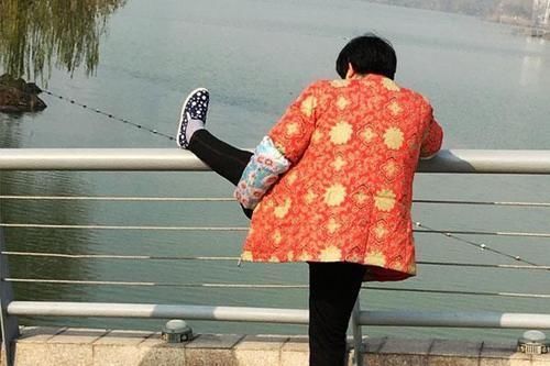 骨骼|绝经后的女性，容易骨质疏松？别慌，多做两件事，骨骼变强壮