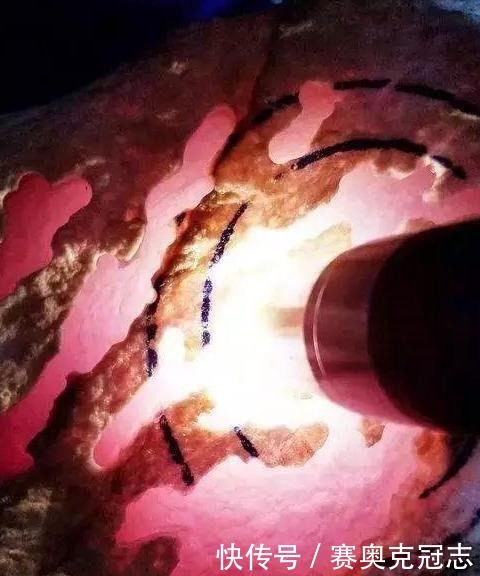 几十万买的石头,切开后水润欲滴,原石就已经美成这样了