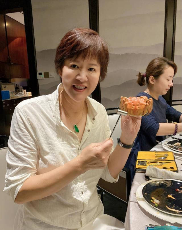 王育成|61岁郎平亮相显年轻!退休5个月变“V脸”,在美国购物住中式别墅