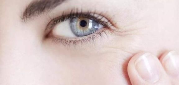 眼药水|女人要想“美到老”,改掉4个行为,皮肤会变好,人也不显老