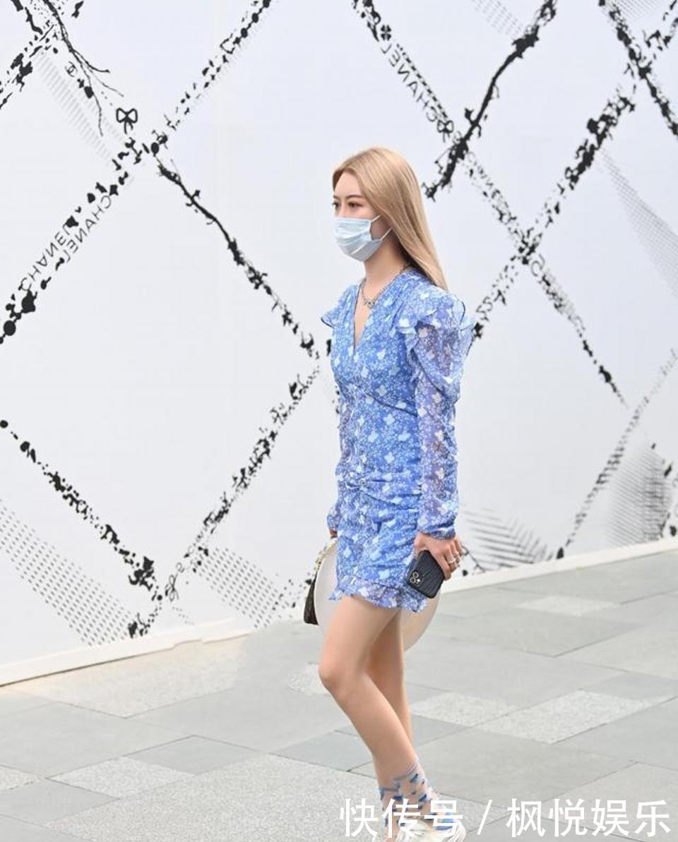 小姐姐身材丰盈且性感，选择深V款碎花裙，很抢眼