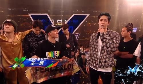 话筒 布布被节目组操控,拿到话筒的王一博,一秒变脸爆粗口说出内幕