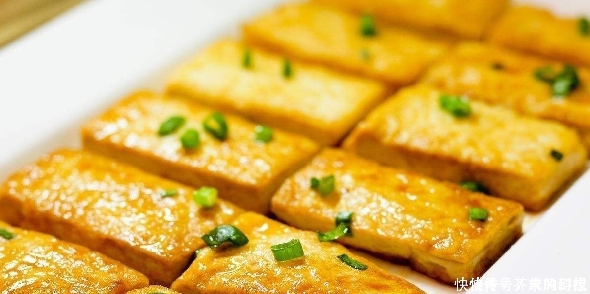 煎豆腐时,直接下锅万万不可,煎之前多加一个步骤,豆腐不粘锅