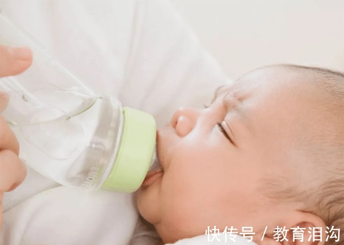 宝妈|宝宝不小心呛到水,妈妈们都是怎么做的呢?