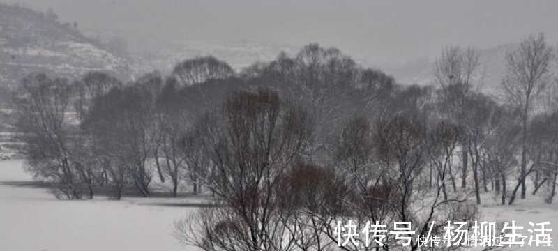 惠州一绝|苏轼很经典的一首诗,尤其是开篇的两组叠字句,读来令人拍案叫绝