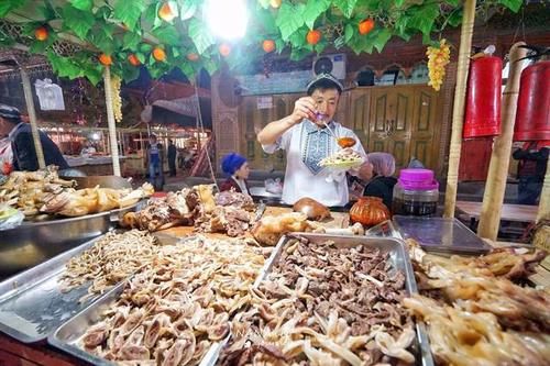  南疆的这个夜市，汇聚各种当地美食，非常有生活的气味