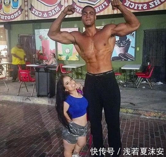 欧美|身高2米的肌肉小伙,长期进行街头健身,能同时扛起3个成年女性