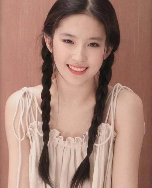 女生脸上有这4个＂特征＂，常被称为＂精致脸＂，很容易招惹异性！