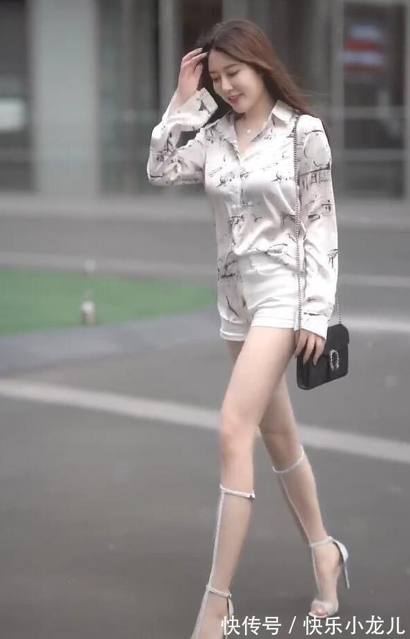 直男 一个相当自信的女孩,让直男觉得有些心动,很想请她吃饭聊聊天