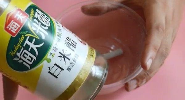 纱窗脏了根本不用拆下来洗，只需用一根香烟，纱窗立马干净如新