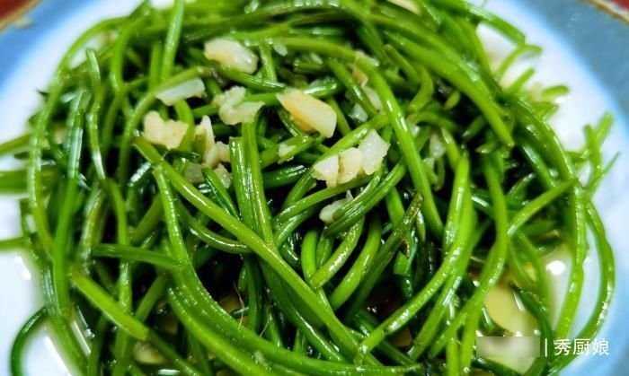 此菜营养极高，很多人只吃叶子，其实茎才是宝贝，不懂吃太可惜了