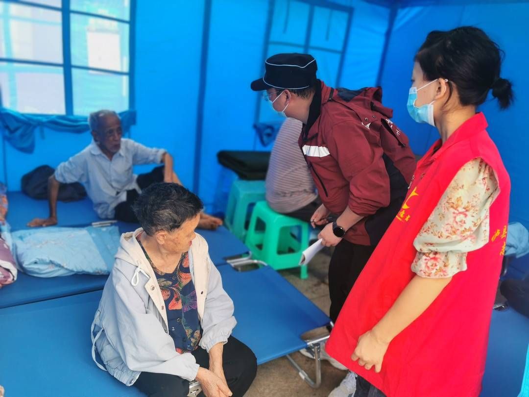 封面新闻|中医组团进帐篷 泸县安置群众免费“看专家”