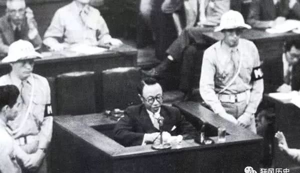 溥仪|溥仪最爷们的8天,硬是把审判席坐出龙椅的气势,拍桌子怒怼日本天皇!