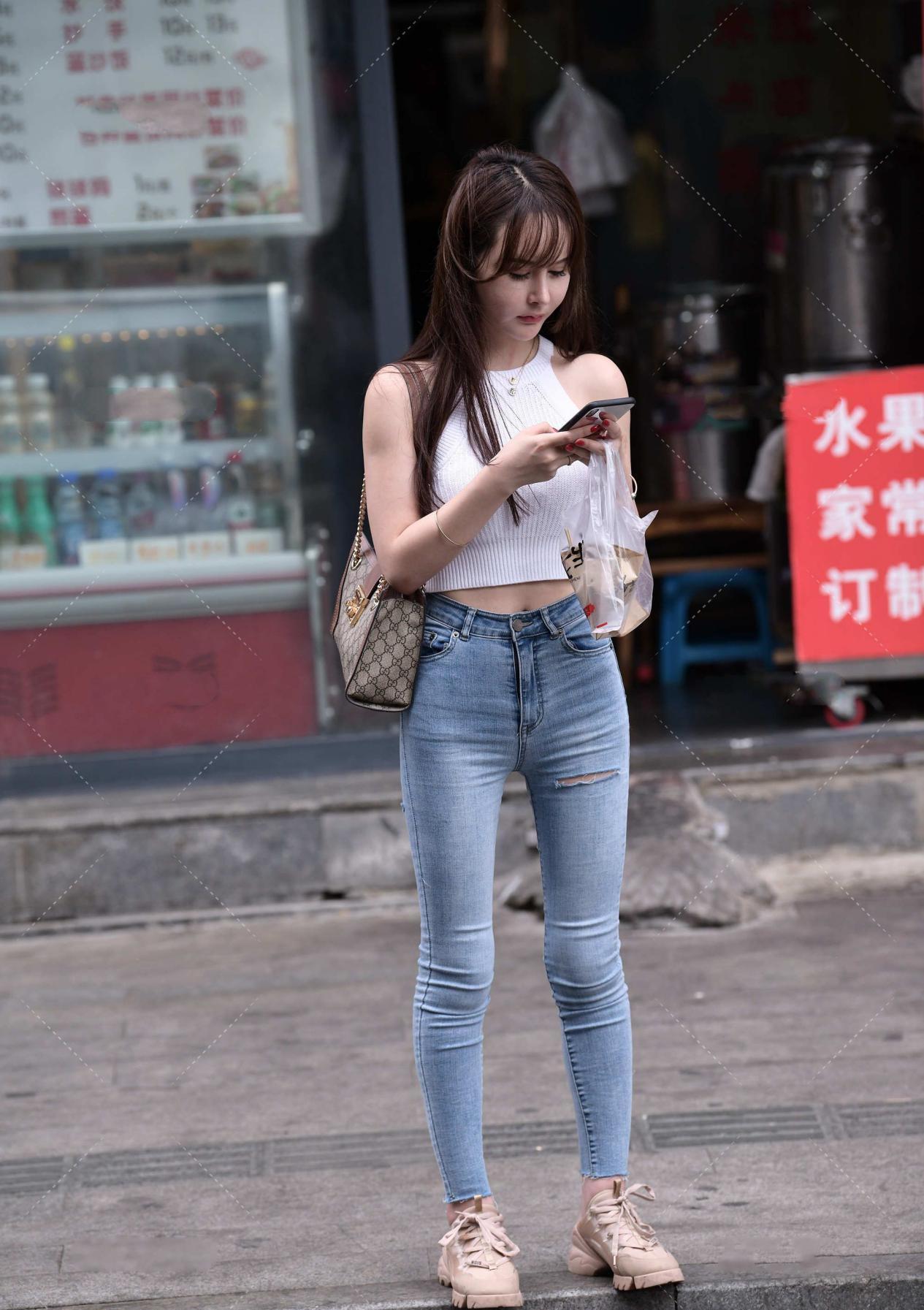 浅色牛仔裤的多种搭配方式,与白色背心组合,经典时尚