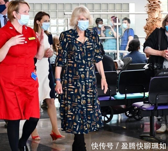 梅根|卡米拉穿蓝色衬衫裙亮相真得意!脸上皱纹挤在一起,王后位子稳了