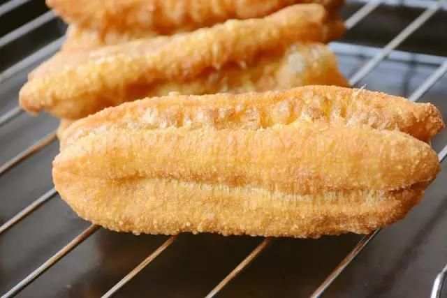  炸油条|最详细的炸油条做法学会了在家也能做出跟外面一样又脆又挺的油条