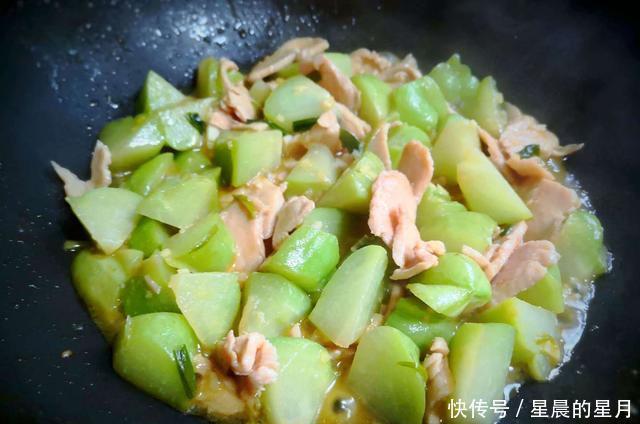 佛手瓜|自家种的佛手瓜,这样做那叫一个香,口感清脆又去火,好吃下饭!