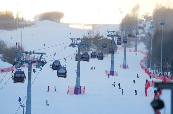 冰雪|半个多世纪后 规模扩大10倍 万峰通化滑雪场的“前生今世”