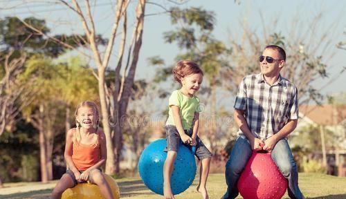 妙招|“最懒爸爸”火了,为偷懒想出哄娃妙招,宝宝一个人玩得不亦乐乎