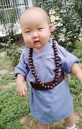 宝宝|衣服脏了,孩子不让妈妈脱,想个好主意拿晾衣架把自己挂起来晒