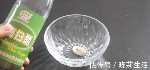 擦玻璃别用水了,教你用一秘招,擦完的玻璃光亮如新,方法太棒了