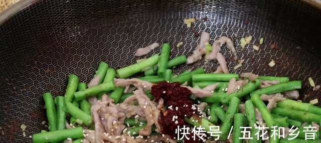 不管炒什么肉,都别直接下锅,大厨教你正确做法,出锅鲜嫩无腥味!