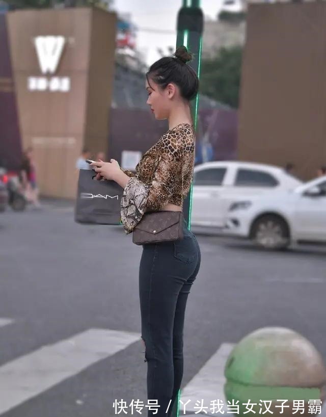 美女 丰腴有“肉”的打底裤美女,造型个性又有时尚感,衬托气质!