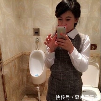 男子|男孩久去厕所未出,母亲担心进入查看,厕所男子动作整齐