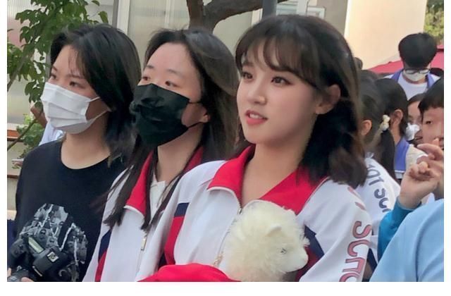 宋雨琦回母校打卡最爱的披萨店,尺寸惊人,网友:确定吃得完?