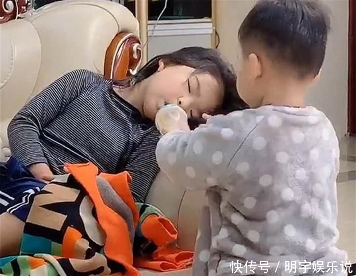 小宝宝|“宠姐”弟弟走红,勤勤恳恳伺候姐姐,网友调侃:全网最惨二胎