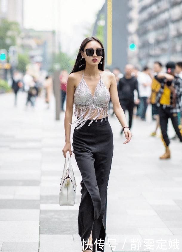 美女上简下繁,一面女王一面公主,这条裤子够时髦
