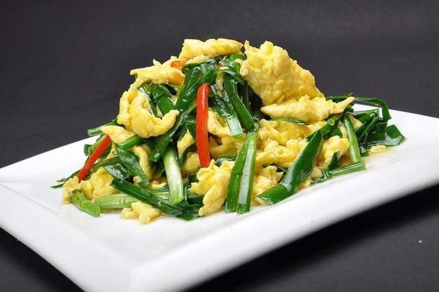 学会这样做酸辣炒韭菜,色泽诱人且香味扑鼻,让人垂涎不止