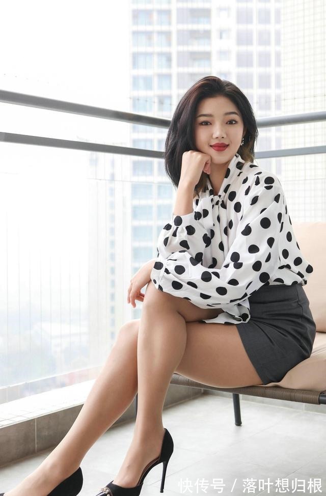 小姐姐 白底黑波点的衬衫，搭配上一条灰色高腰包臀裙，非常的时尚有韵味！