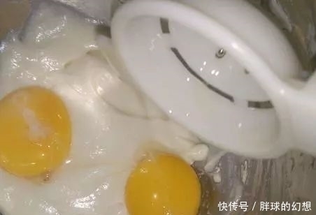 酸奶蛋糕|这样做蛋糕零失败，不用烤箱，简单蒸一蒸，比芝士蛋糕松软绵