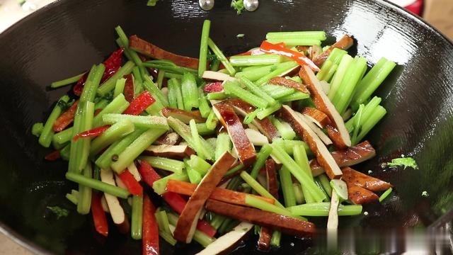 这才是芹菜炒香干最好吃的做法，芹菜爽脆香干嫩，原来是这样做的