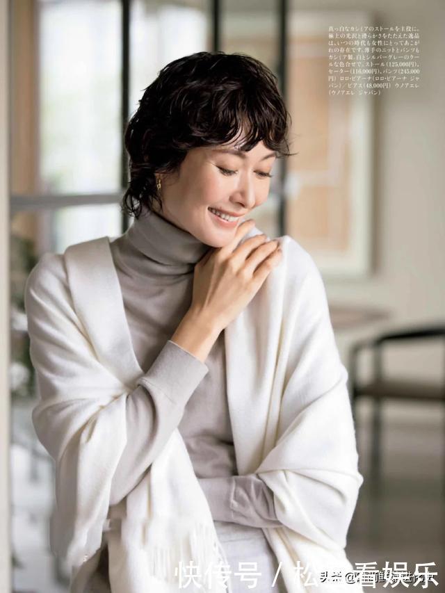 这才是60岁女人该有的打扮！呢大衣+高领衫，御寒减龄不输皮草