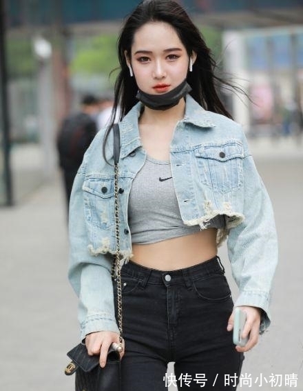 要素 短款牛仔夹克搭配黑色五分裤,青春靓丽,酷飒有型