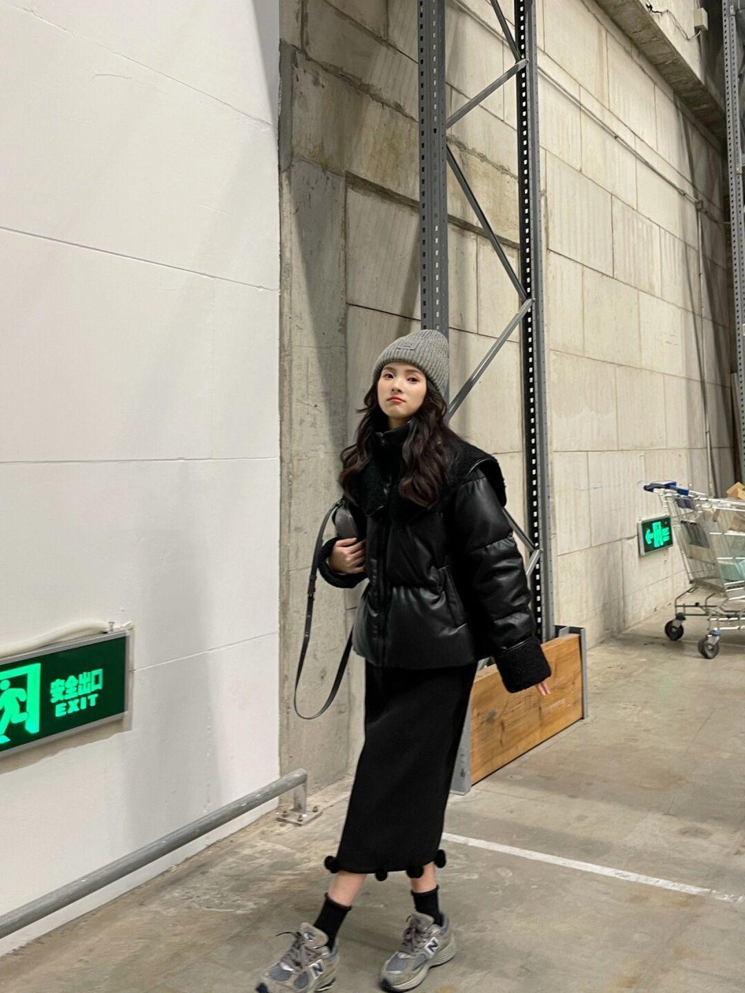 黑白配 简单的黑色羽绒服低调又大气,今冬备上一件,长款短款都好看