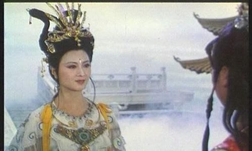 “可怜绣户侯门女,独卧青灯古佛旁”,说的不仅是惜春,还有她